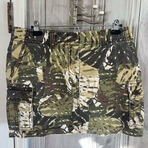 Y2K inspired camouflage camo cargo short skirt raw hem sz 10 gorpcore streetwear